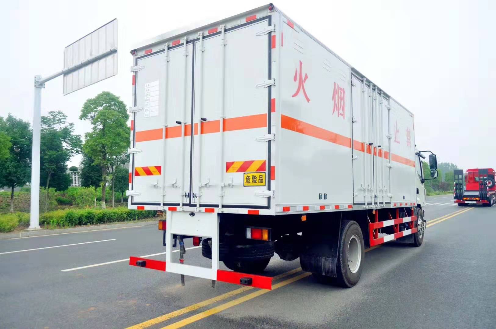 柳汽乘龍6.5米雜項危廢廂式運(yùn)輸車